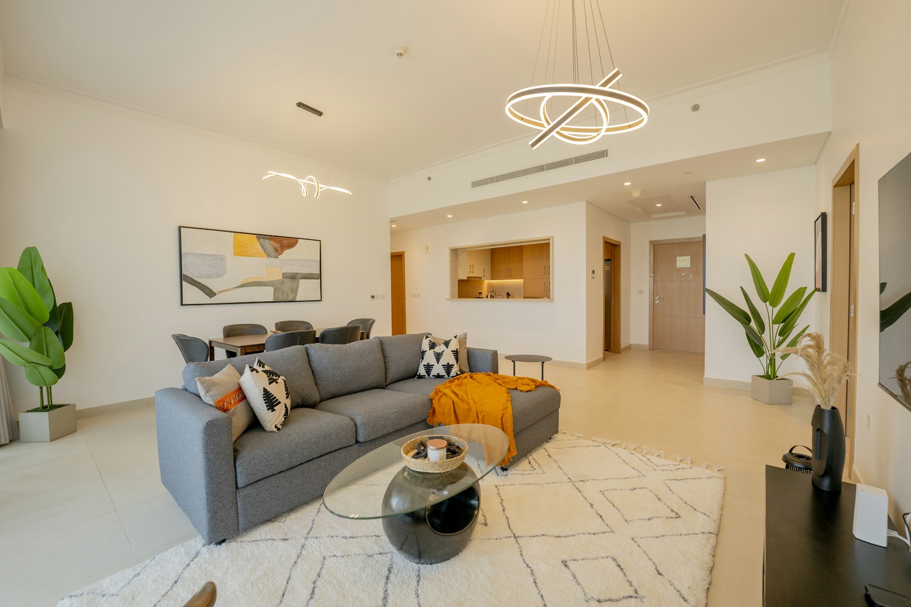 A light rug bringing together the seating in a modern living room